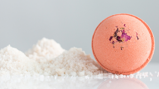 Image of Peruvian Pink Salt Froth Bomb next to Pink Salt on a white table